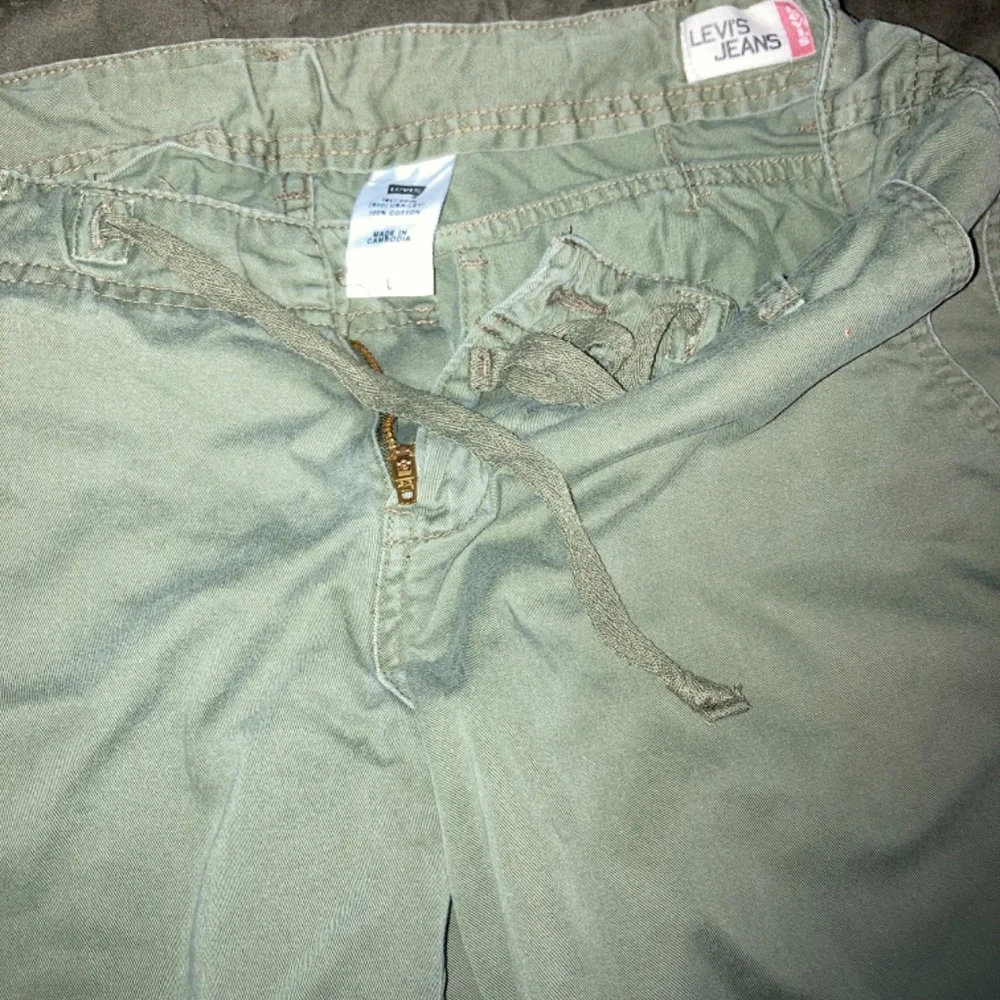Levis  army, green, cargo capris - Picture 4 of 8